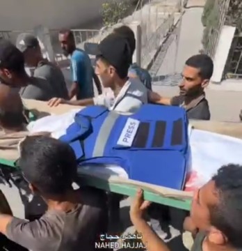 Jurnalis foto Ibrahim Hajjaj dikebumikan setelah gugur saat menjalankan tugas peliputan di jalur Gaza. [Instagram]